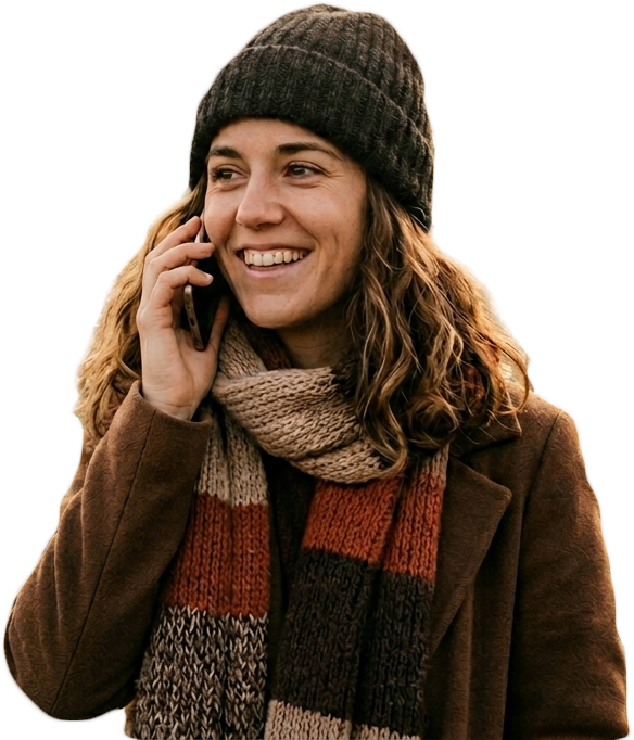 Mujer sonriendo mientras habla por el móvil